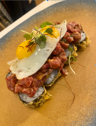 Maki sushi crujiente con Steak tartar de Angus 8 piezas