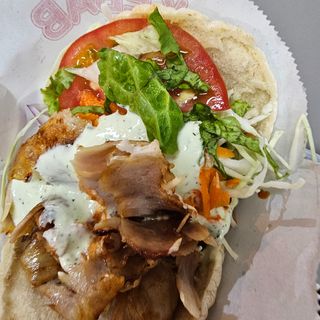 Pita con carne mechada 