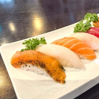 73A.- Nigiri De Salmón Marinado Y Salsa De Eneldo (2 Uds.)