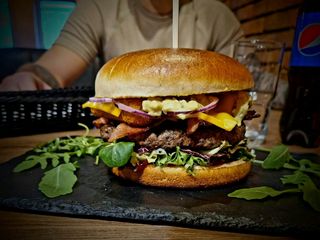 Burger Drwala (zestaw z frytkami)