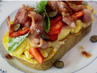 Сніданок з кленовим сиропом