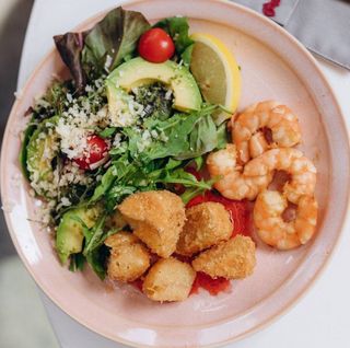 Салат з авокадо, креветками та сиром камамбер