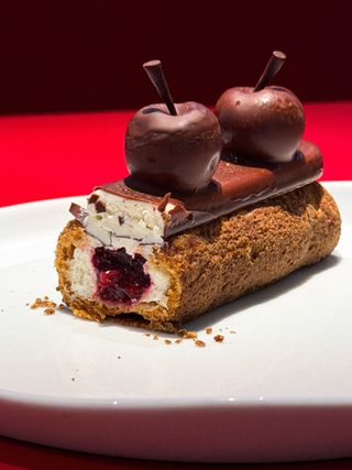 Еклер Вишня кориця