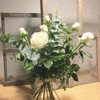 Seis Rosas Blancas