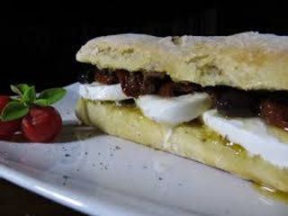 Panino con porchetta artigianale e mozzarella.