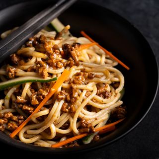 ZS1 Beijing Style  minced beef noodles with cucumbers