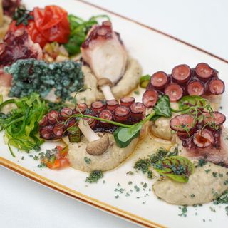 Октопод с баба гануш, уакаме, салца и гъби шимеджи