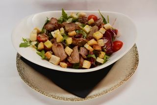 Toplo hladna salata s tunom