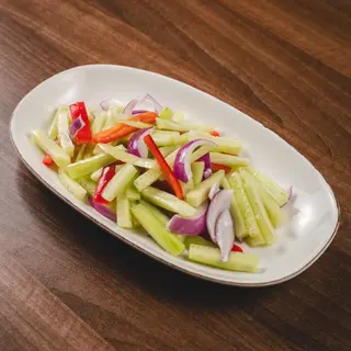 4. Svježa salata sa krastavcem, paprikom i lukom
