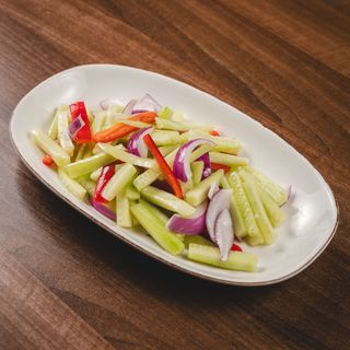 4. Svježa salata sa krastavcem, paprikom i lukom