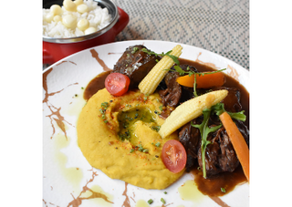 Carrillera con pastel de choclo y vegetales