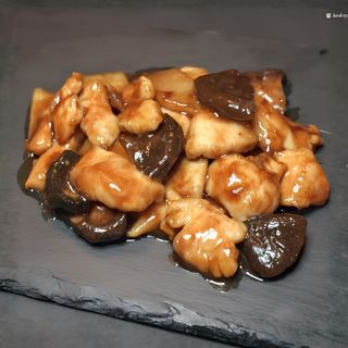 27. Pollo Con Bambú Y Setas