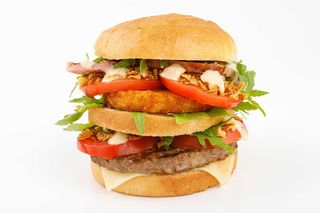 Burger gigante Bayerische con patatine fritte 