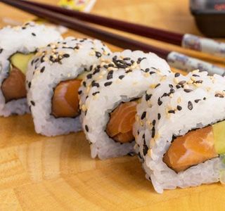 Урамаки Сьомга и авокадо (4бр-100г)