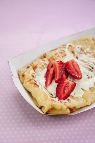 Clătită cu ciocolată albă și căpșuni