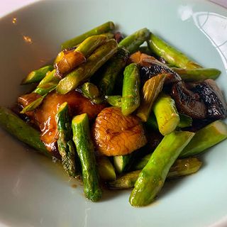 Setas shiitake, hongos y espárragos con reducción de setas y trufa