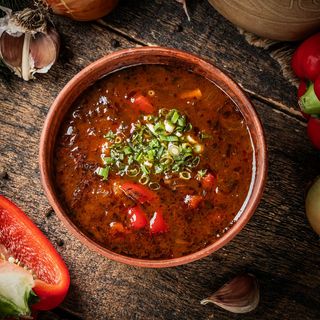 Бограч як на Закарпатті з свининою, копченою цибулею і солодким перцем