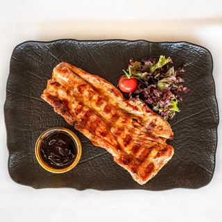 Свинска вратна пържола Поднесена с барбекю сос (300гр)