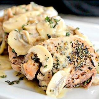 Ración De Medallones En Salsa Con Champiñones