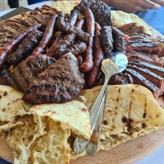 Miješano meso s pomfritom