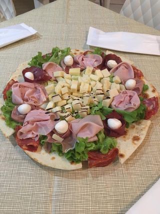 O. Piatto di affettati misti e formaggi assortiti