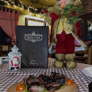 Suve šljive punjene dimljenim sirom rolovane pančetom