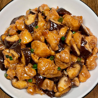 Pollo salteado con bambú y setas chinas 