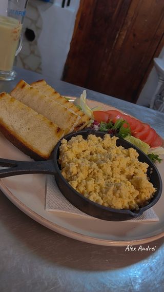 Scrambled Eggs & pâine