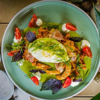 Waffles with bacon & egg