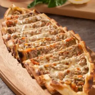 Sa mesom na kockice i sirom - Kuşbaşili kaşarli pi̇de 272 gr