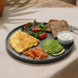 Omletă cu somon și avocado