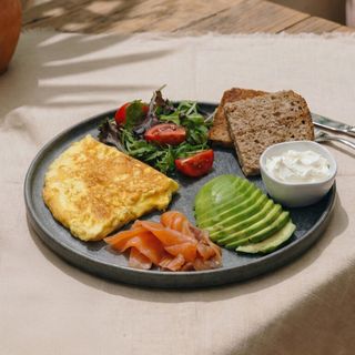 Омлет с лососем и авокадо/ Omletă cu somon și avocado