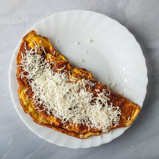 Omlet od tri jaja sa sirom i slaninom