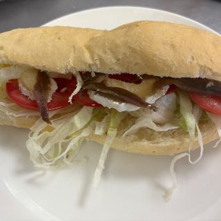 Bocadillo De Queso De Cabra Con Anchoas  y tomate