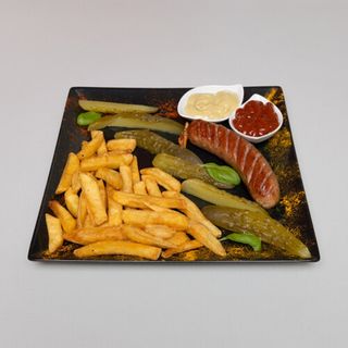 Grilowana kiełbasa z frytkami