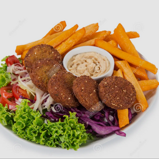 Plato de falfel con verduras y patatas 