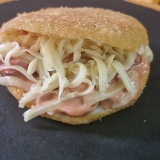 Pelúa: Carne desmechada y queso amarillo gouda.