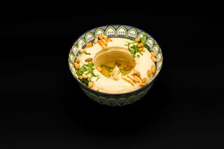 Hommous cu muguri de pin