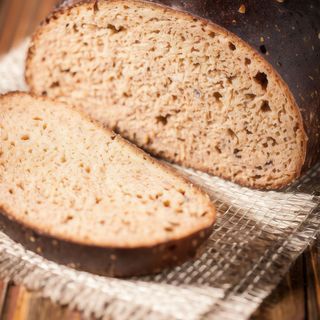 Pan de centeno con rulo,  lechuga, pepino encurtido y mermelada fresa