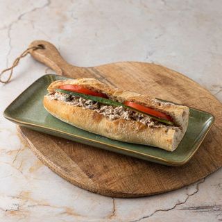 Bagietka klasyczna z tuńczykiem i kaparami