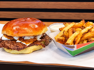 Golden Burger Single + Cartofi Prăjiți Proaspeți + Sos la Alegere