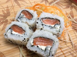 Uramaki Pele de Salmão