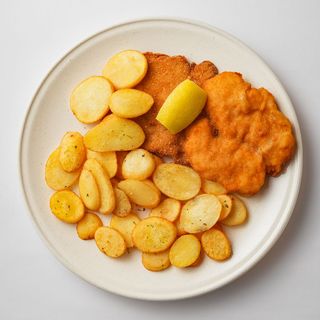 Pileći bečki odrezak s prilogom