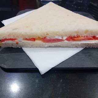 Tramezzino con pomodoro e mozzarella