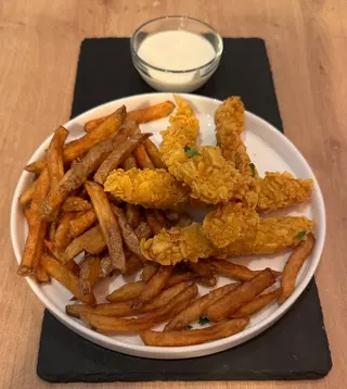 Crispy strips cu cartofi pai, parmezan și sos de usturoi