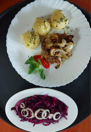 Rumsztyk z cebulką  ziemniaki , surówka z czerwonej kapusty