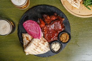 ღორის შებოლილი  ნეკნი BBQ სოუსში 