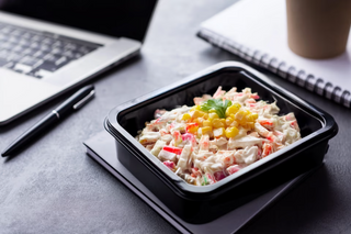 Salata sa surimi štapićima