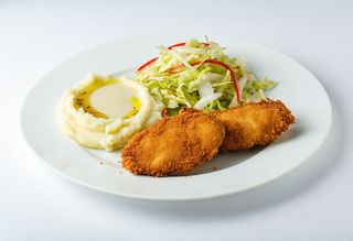 Șnițel de pui cu piure de cartofi și salată de varză