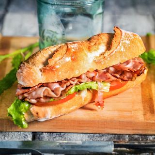 Bocadillo Lomo Queso Bacon huevo vegetales